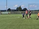 Laatste training S.K.N.W.K. JO8-1 (partijtje tegen de ouders) van maandag 2 juni 2025 (42/123)